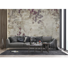 Woonkamer met bank, salontafels en fotobehang met plantenmotieven