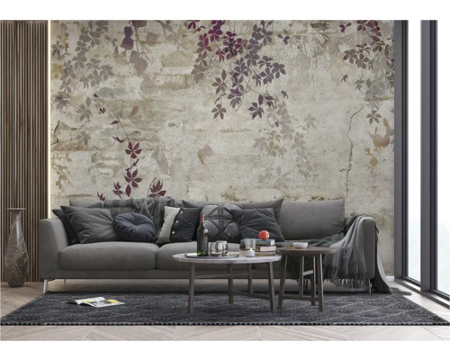 Woonkamer met bank, salontafels en fotobehang met plantenmotieven