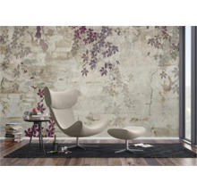 Woonkamer met designstoel en fotobehang met plantmotieven