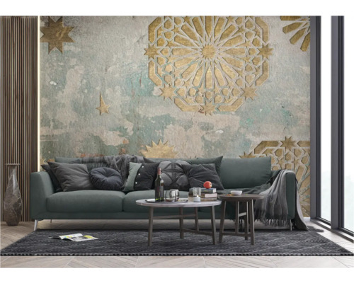 Decoratieve woonkamer met bank, salontafels en behang met patroon