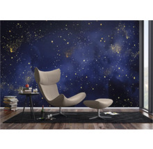 Woonkamer met sterrenhemelbehang, fauteuil en bijzettafel