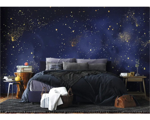 Slaapkamer met bed voor een wand met sterrenpatroon