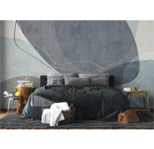 Slaapkamer met bed voor een muur met abstract patroon