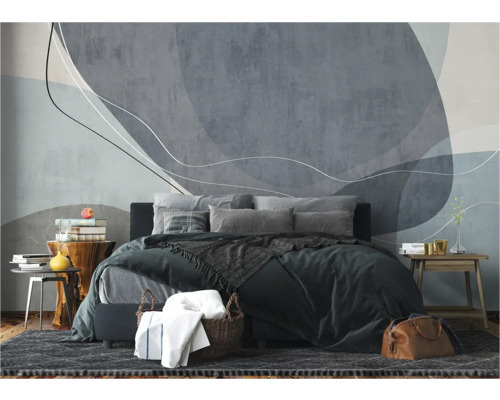 Slaapkamer met bed voor een muur met abstract patroon