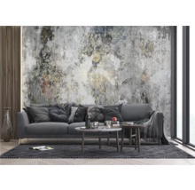 Woonkamer met grijze bank, salontafels en decoratief behang