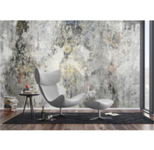 Woonkamer met designbehang, fauteuil en bijzettafel op een vloerkleed