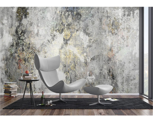 Woonkamer met designbehang, fauteuil en bijzettafel op een vloerkleed