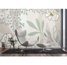 Woonkamer met moderne fauteuil en behang met plantmotieven