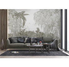 Woonkamer met bank, salontafels en een behang met een bosmotief