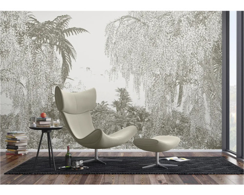 Woonkamer met fotobehang met jungle-motief, fauteuil, bijzettafel en vloerkleed