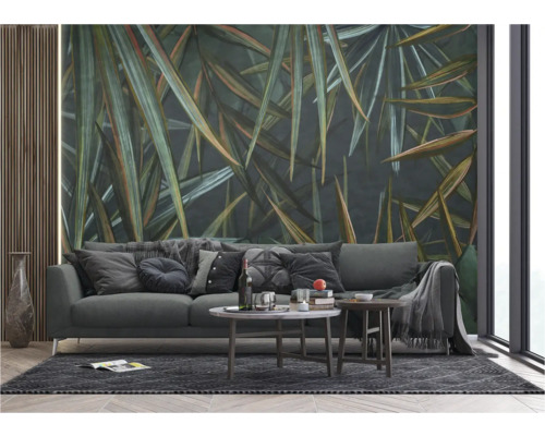 Woonkamer met bank, salontafels en een fotobehang met plantmotieven voor een stijlvol interieur.