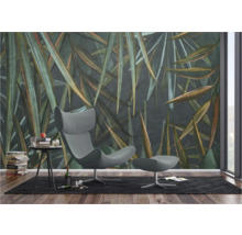 Woonkamer met fauteuil, voetenbank, bijzettafel en fotobehang met plantmotieven voor een levendige sfeer