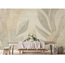 Lichte ruimte met fotobehang met plantmotieven, eettafel en bank met kussens