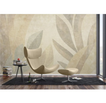 Woonkamer met designbehang, fauteuil en voetenbank