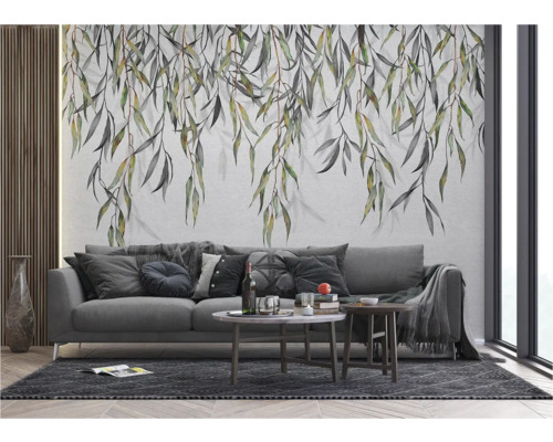 Woonkamer met bank en wandbekleding met bladerenmotief