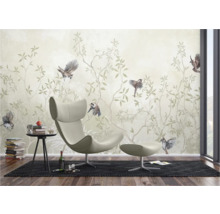 Woonkamer met fotobehang met vogelmotief, fauteuil en bijzettafel