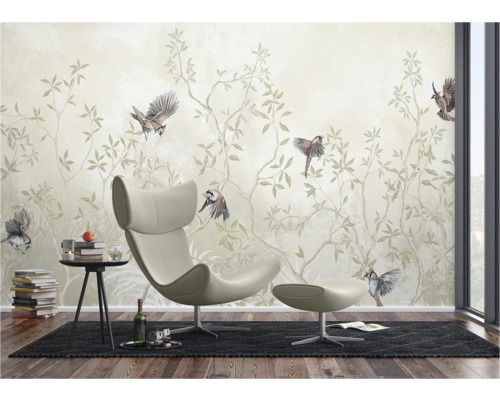 Woonkamer met fotobehang met vogelmotief, fauteuil en bijzettafel