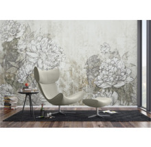 Woonkamer met bloemenbehang, fauteuil en bijzettafel