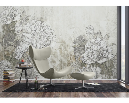 Woonkamer met bloemenbehang, fauteuil en bijzettafel