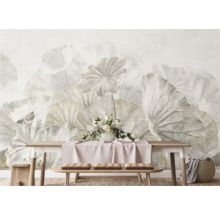 Wandafbeelding met een floraal lotusbladmotief achter een houten tafel en banken