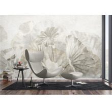 Woonkamer met fotobehang met bloemmotief, fauteuil en bijzettafel