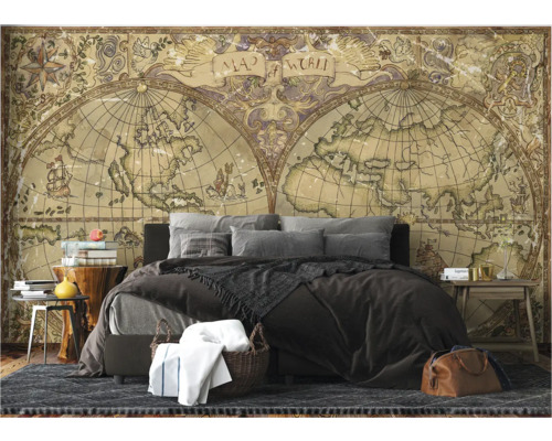 Slaapkamer met muurschildering van een wereldkaart en decoratieve elementen.