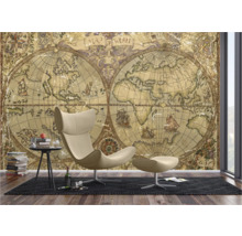 Kamer met antiek wereldkaartbehang, fauteuil en bijzettafel.