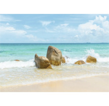 Kustlandschap met rotsen in het water