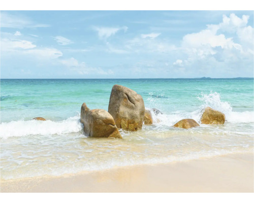 Kustlandschap met rotsen in het water