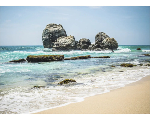 Kustlandschap met rotsen in de zee en zandstrand