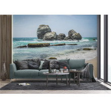 Woonkamer met fotobehang van een rotsachtige kustlijn aan zee