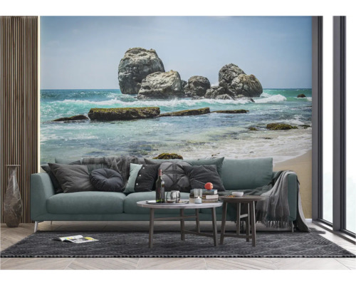 Woonkamer met fotobehang van een rotsachtige kustlijn aan zee