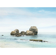 Rotsformatie in de oceaan onder een bewolkte hemel