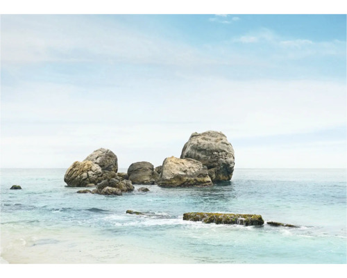 Rotsformatie in de oceaan onder een bewolkte hemel