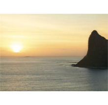 Landschap met zee, rotsen en zonsopgang