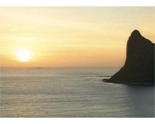 Landschap met zee, rotsen en zonsopgang