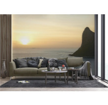 Woonkamer met bank, salontafels, vloerkleed en fotobehang met zeethema