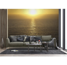 Woonkamer met fotobehang van een zonsondergang boven de zee