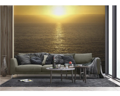 Woonkamer met fotobehang van een zonsondergang boven de zee