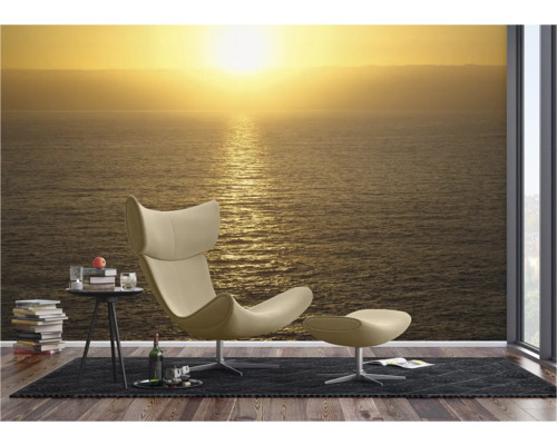 Wandafbeelding met uitzicht op zee, fauteuil en bijzettafel voor interieurontwerp