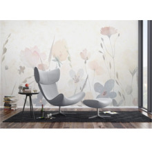 Woonkamer met bloemenbehang, fauteuil en bijzettafel