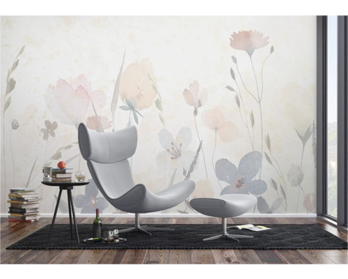 Woonkamer met bloemenbehang, fauteuil en bijzettafel