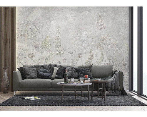 Woonkamer met patroonbehang, bank, salontafel en tapijt.