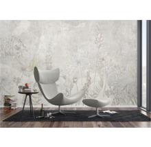 Woonkamer met fauteuil, bijzettafel en fotobehang met bloemmotief voor een stijlvol interieur