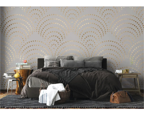 Slaapkamer met bed, nachtkastjes en behang met patroon voor een georganiseerde en lichte sfeer.