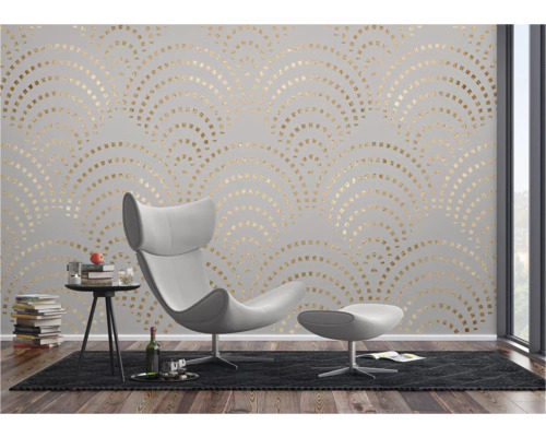 Woonkamer met fauteuil en muur met behang met gouden patroon