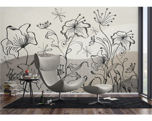 Woonkamer met fotobehang met bloemmotief, fauteuil en bijzettafel