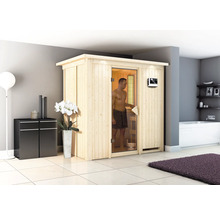 Houten sauna met man in badkamer