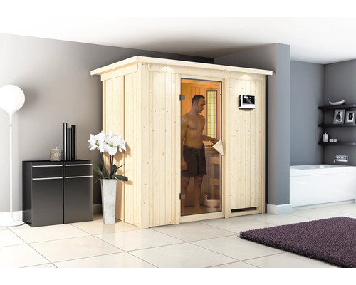 Houten sauna met man in badkamer