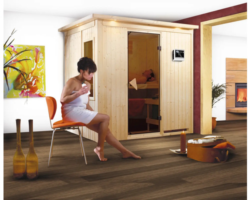 Interieurscène met vrouw voor sauna en open haard
